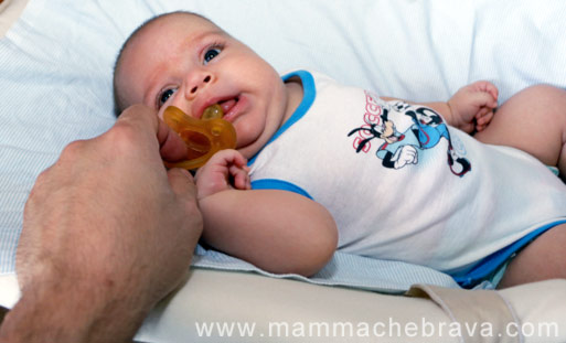 come abituare il neonato al ciuccio