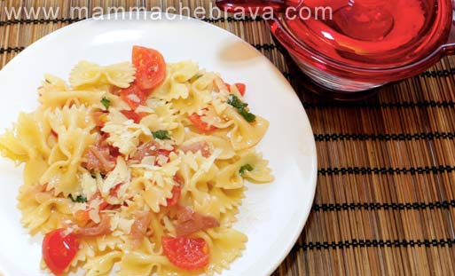 insalata di pasta con pomodorini, rucola e speck