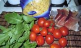 insalata di pasta con pomodorini, rucola e speck